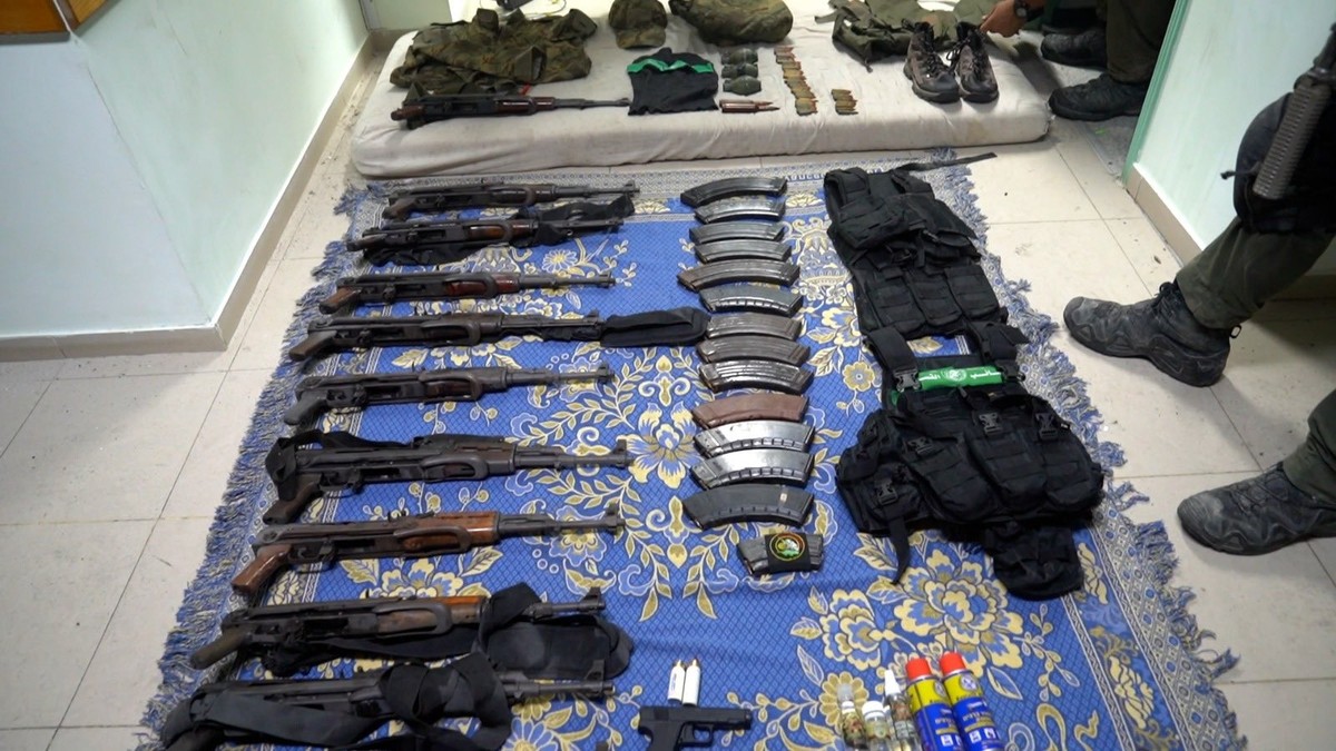 Sur son compte X en hébreu, Tsahal a aussi publié une série de photos, sur laquelle on peut voir des armes, des grenades, des munitions et des gilets pare-balles alignés.