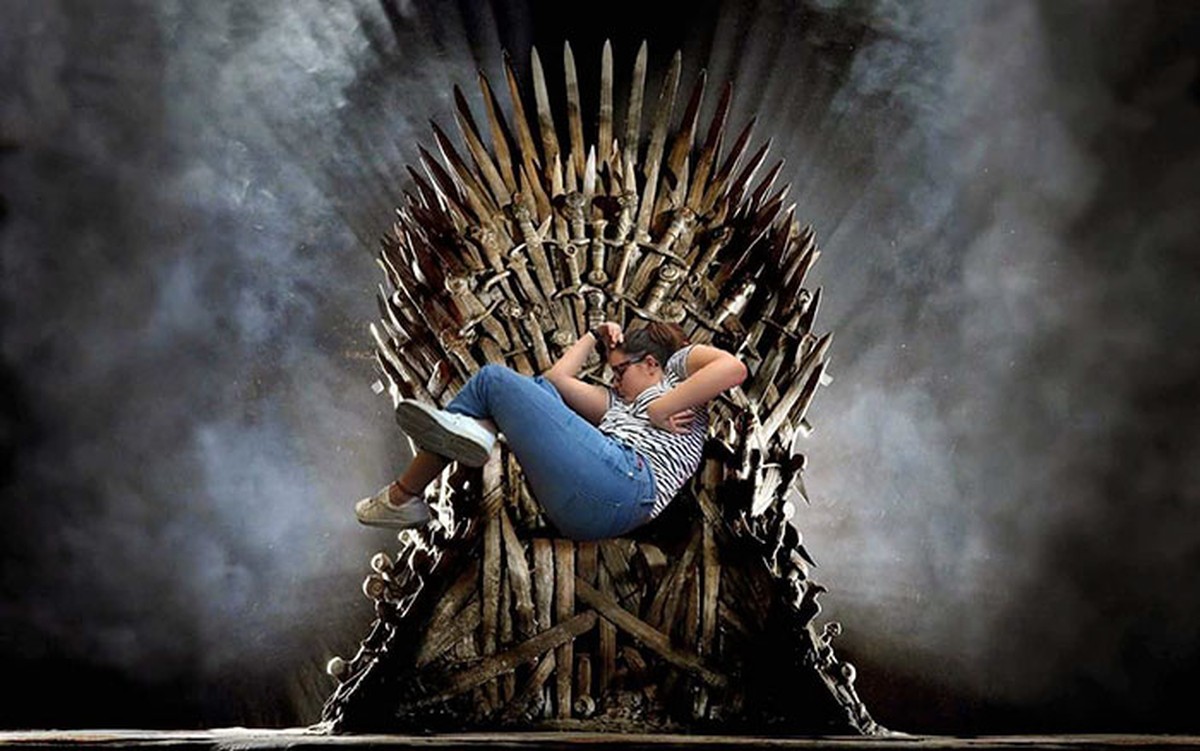 photoshop battle schlafende studentin http://www.boredpanda.com/girl-falls-asleep-chair-university-library-photoshop-battle/?page_numb=1