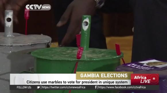 Bei den Parlamentswahlen 2012 in Gambia wurde mittels Murmeln abgestimmt, damit auch analphabetische Bürgerinnen und Bürger wählen konnten. Dennoch galt die Wahl als weder fair noch frei, da Oppositio ...