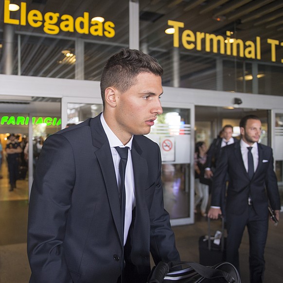 Fabian Schär will und darf auf dem Weg nach Madrid keine Auskunft über seine Gefühlslage geben.