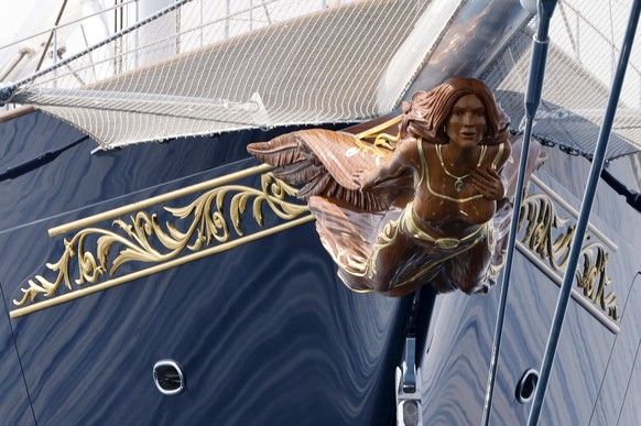 Jeff Bezos und seine Freundin Lauren Sanchez urlauben derzeit auf seiner Yacht Koru mit Begleityacht Abeona in Cannes. Die Yacht ist 127 Meter lang und 70 Meter hoch, hat ca. 470 Millionen Euro gekost ...