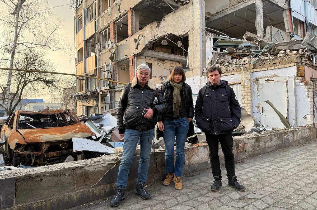 Natalia Morozova (au centre) avec Oleg Orlov (à gauche), codirecteur de Memorial, devant le bureau du commissaire aux droits de l'homme à Kherson.