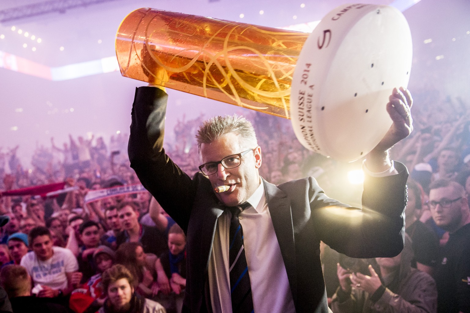 ZSC-Trainer Marc Crawford haelt den Pokal, nach ihrem Meisterschaftssieg im vierten Playoff Finalspiel der National League A gegen die Kloten Flyers am Sonntag, 20. April 2014, im Hallenstadion in Zue ...