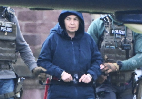 ARCHIV - 07.03.2024, Baden-W�rttemberg, Karlsruhe: Im Innenhof eines Beh�rdenzentrums wird die fr�here RAF-Terroristin Daniela Klette zu einem Hubschrauber gef�hrt. Zuvor hatte sie einen Haftpr�fungst ...