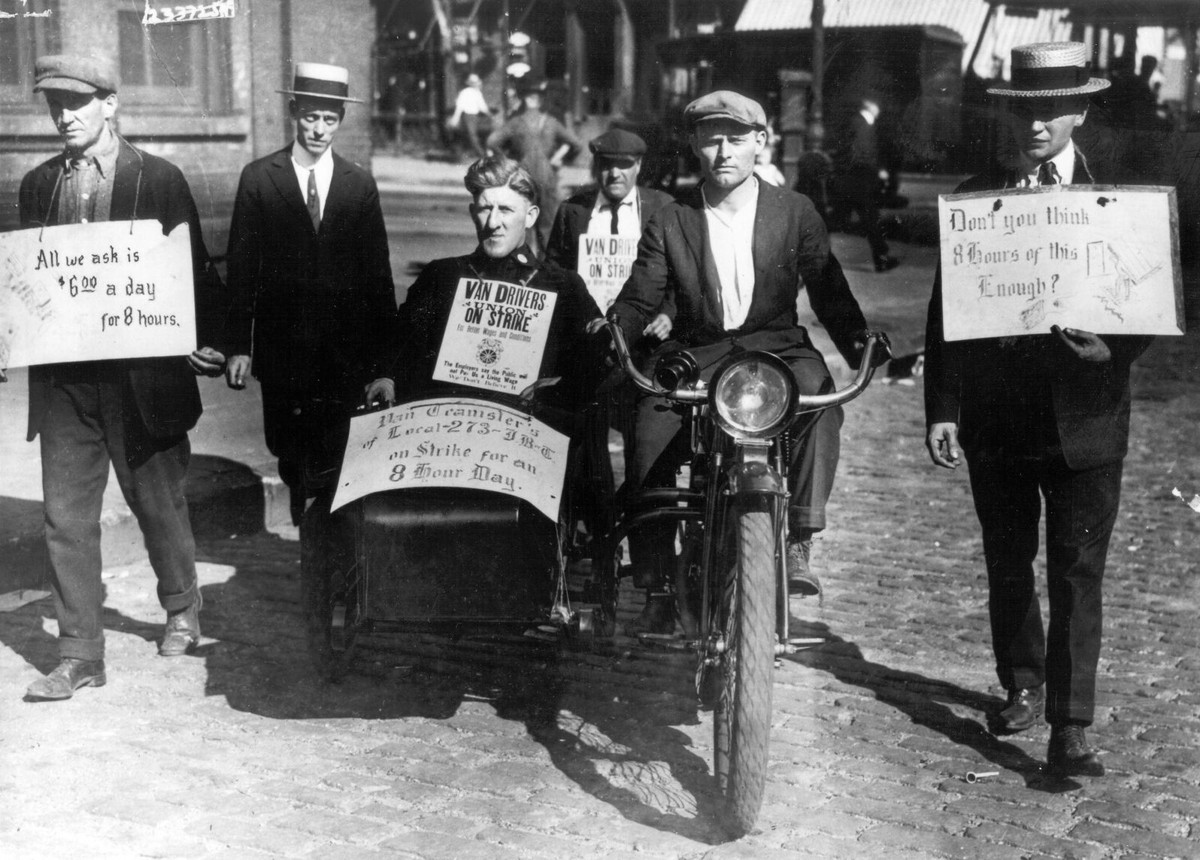 Streikende Fahrer 1920: Auch der «einfache Mann» trägt Strohhut.