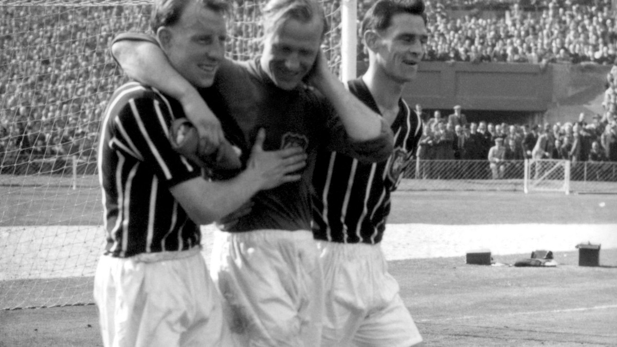 Trotz Genickbruch spielt Bert Trautmann weiter und wird zum besten Torhüter der Geschichte