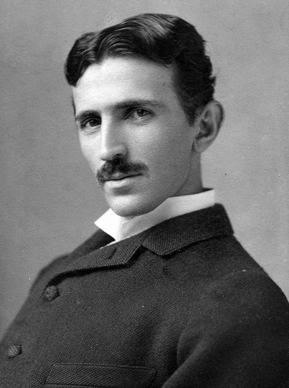 Nikola Tesla 34-jährig https://en.wikipedia.org/wiki/Nikola_Tesla#/media/File:Tesla_circa_1890.jpeg