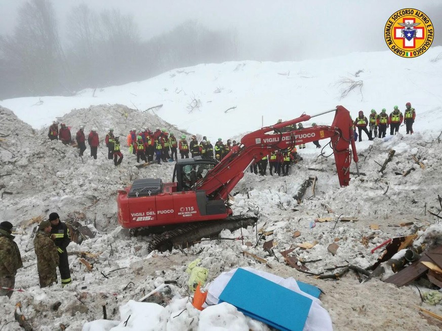 epa05745918 A handout photo made available by the Italian Mountain Rescue Service &#039;Corpo Nazionale Soccorso Alpino e Speleologico&#039; (CNSAS) on 24 January 2017 shows rescue crews during search ...