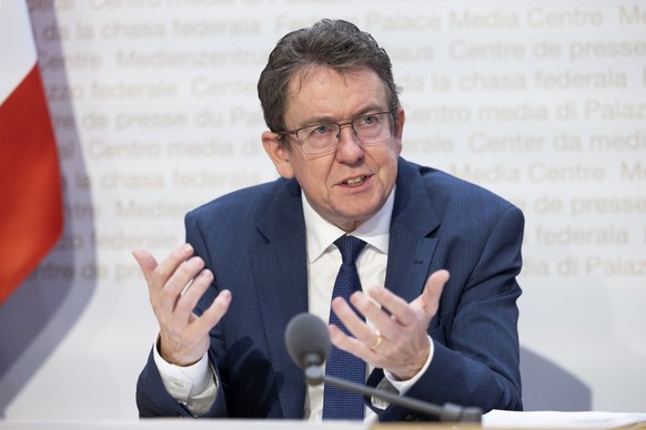 Bundesrat Albert Roesti spricht waehrend einer Medienkonferenz zum Verlagerungsbericht 2025, am Mittwoch, 19. November 2025 in Bern. Der Bundesrat will sich fuer moderne und gut ausgebaute Zulaufstrec ...