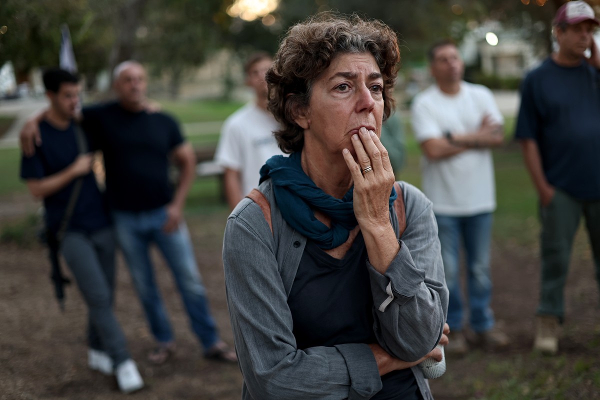 epaselect epa12436023 Israelis residents of Kibbutz Kfar Aza attend a memorial ceremony on the second anniversary of the 07 October 2023 attack by Hamas on Israel, in Kfar Aza, southern Israel, 07 Oct ...