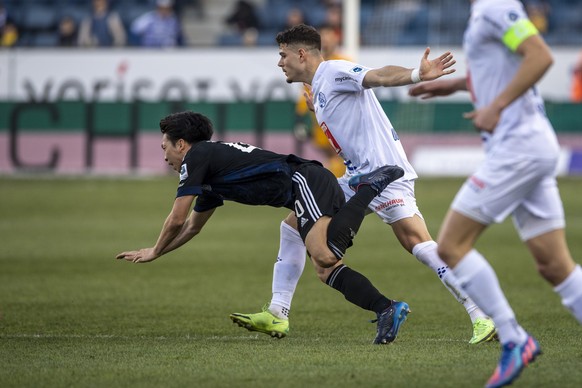 Filip Ugrinic, rechts, von Luzern im Spiel gegen Hayao Kawabe, links, von GC beim Super League Meisterschaftsspiel zwischen dem FC Luzern und den Grasshoppers Zuerich vom Sonntag, 13. Maerz 2022 in Lu ...