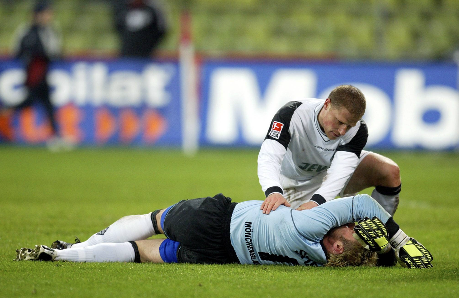 Max Eberl (hinten) kümmert sich um den verletzten Torwart Jörg Stiel (beide Gladbach) Fußball 1. BL Herren Saison 2002 2003, München - Borussia Mönchengladbach 3:0 Gruppe München Kameradschaft