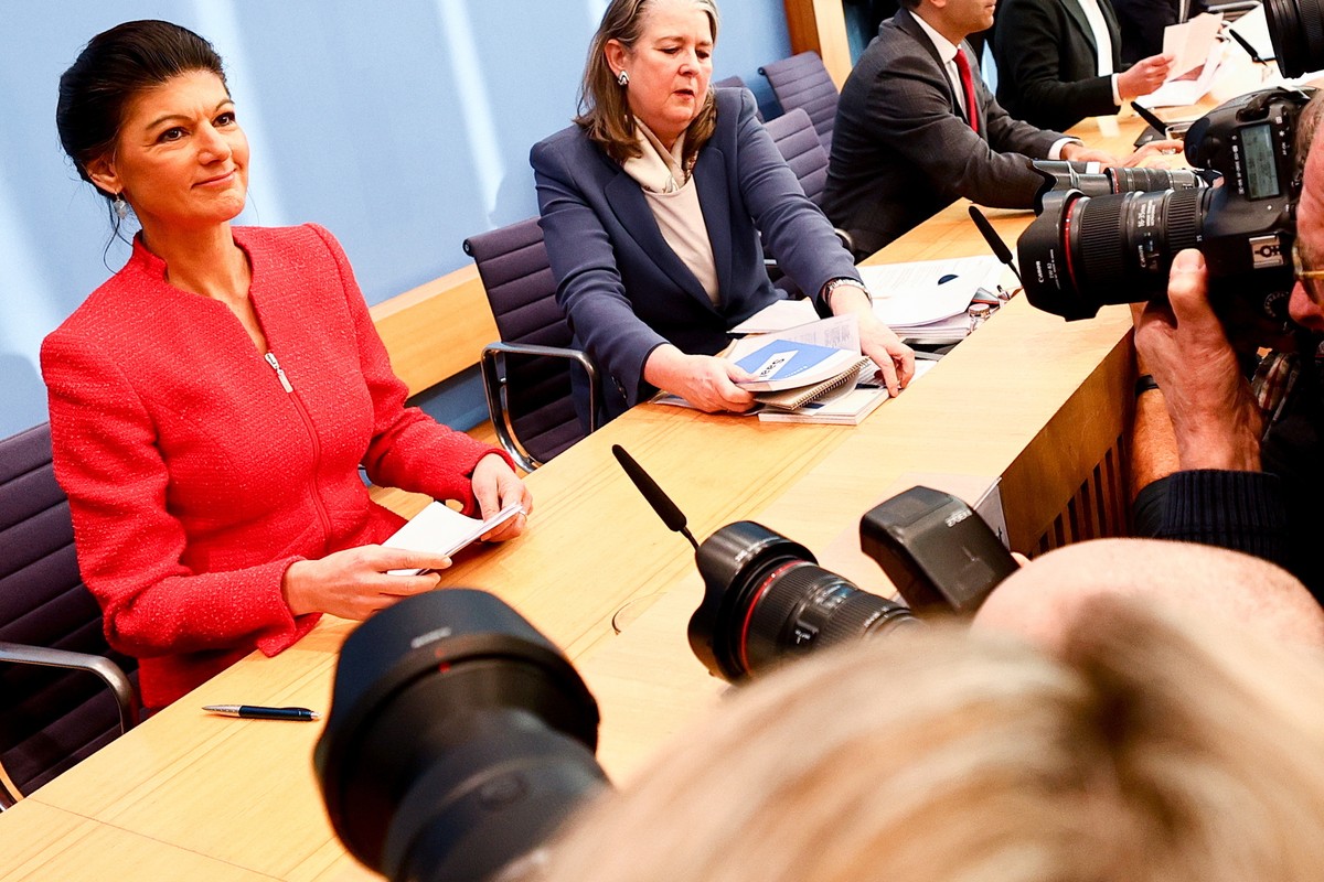 epa11064380 Sahra Wagenknecht (L) attends the founding press conference of her new party Alliance Sahra Wagenknecht (BSW) in Berlin, Germany, 08 January 2024. EPA/FILIP SINGER