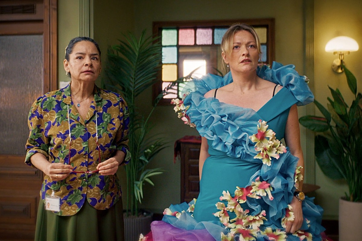 Unsere kleine Botschaft
Staffel 1
Folge 6
Blamiert sich bis auf die Knochen: Darinka Ezeta als Lupe, Susanne Kunz als Botschafterin Bea
2025

Regie: Johannes Bachmann, Johannes Schroeder
Produktion: F ...