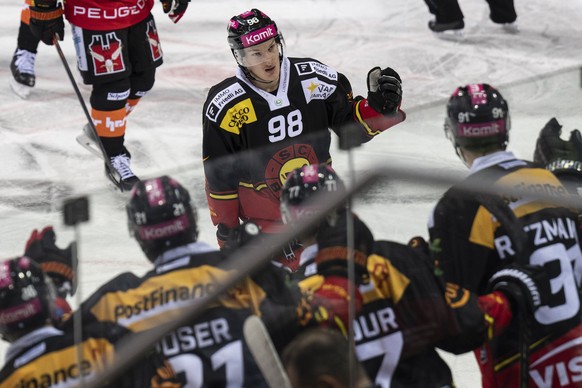 Berns Benjamin Baumgartner freut sich ueber seinen Treffer zum 2-0 im Eishockey Spiel der National League zwischen dem SC Bern und den SC Rapperswil-Jona Lakers, am Samstag, 2. Dezember 2023, in der P ...