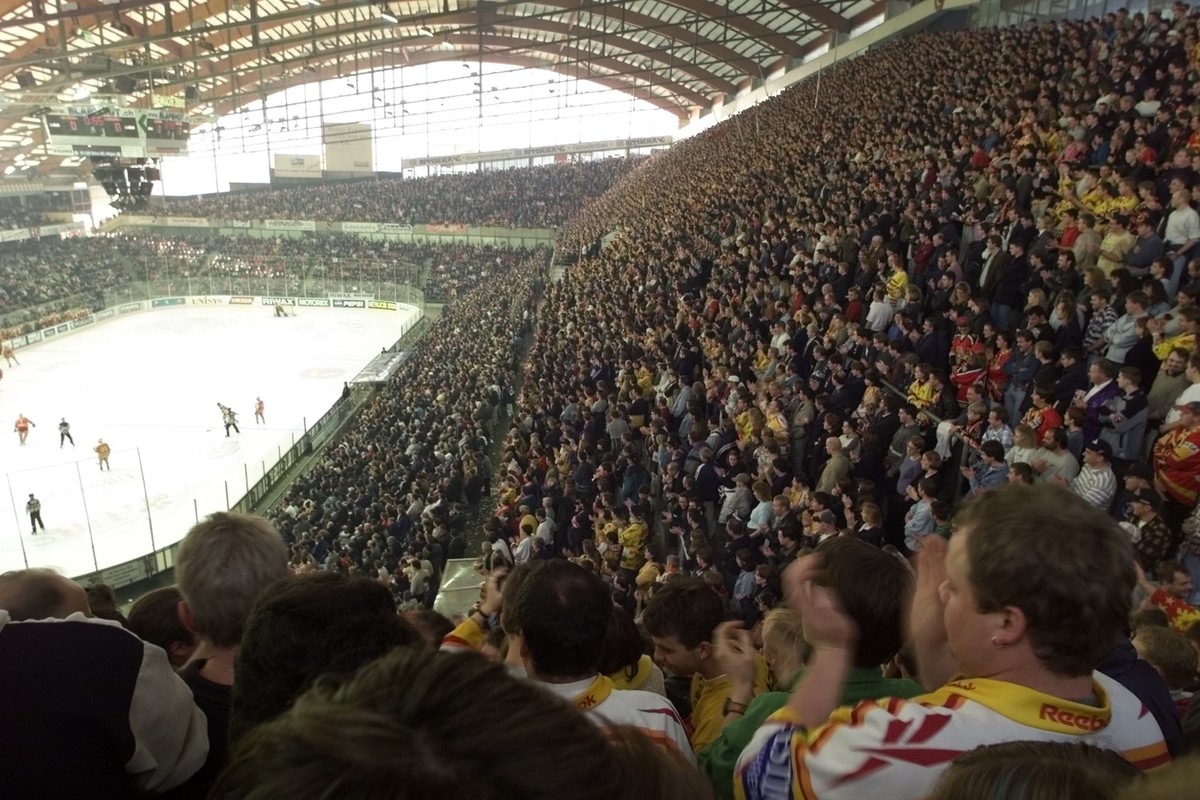 Wieder einmal ist das Berner Allmendstadion am Sonntag, 31. Oktober 1999 zum Spiel der Eishockey NLA des SC Bern gegen den SC Langnau bis auf den letzten Platz ausverkauft. Ueber 16'000 Fans woll ...