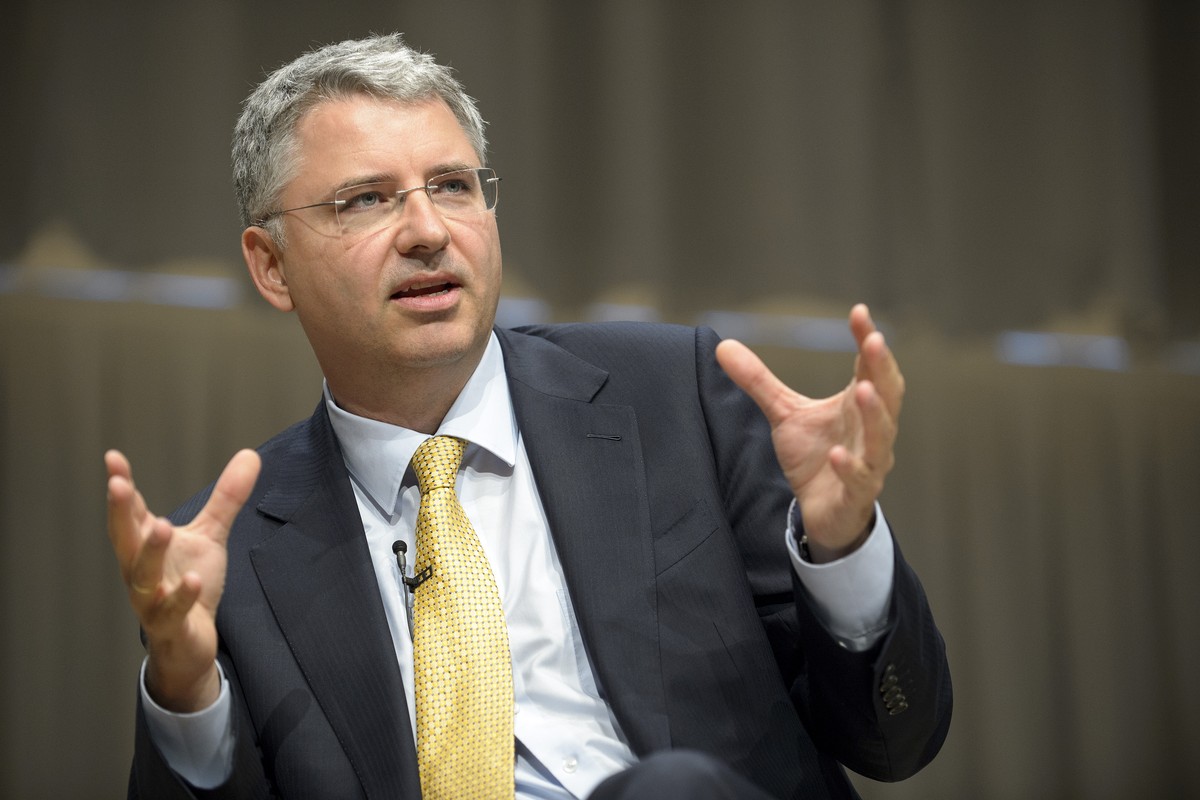 Severin Schwan, CEO Roche spricht zu den Journalisten anlaesslich des Medienrundgangs zur "Eroeffnung des Bau 1" in Basel, wo am Freitag, 18. September 2015 das hoechste Gebaeude der Schweiz ...