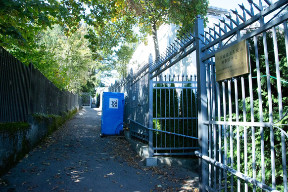 Bomontiweg von unten. Die mobile Toilette für Sicherheitsleute wurde von den Chinesen aufgestellt, nachdem Nachbarn interveniert hatten. Die Sicherheitsleute, die keinen Zutritt zum Botschaftsgelände  ...