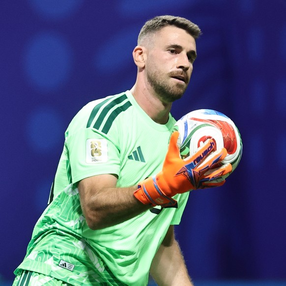 epa13054533 Spain goalkeeper Unai Simon in action during the FIFA World Cup 2026 group stage match Spain against Saudi Arabia, in Atlanta, USA, 21 June 2026. EPA/RONALD WITTEK