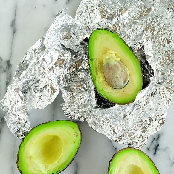 avocado im ofen reifen reif vegetarisch gemüse frucht essen food http://www.momtastic.com/food/577617-ripen-avocado-quickly/