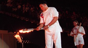 Muhammad Ali entzündet das Olympische Feuer der Spiele 1996 in Atlanta.