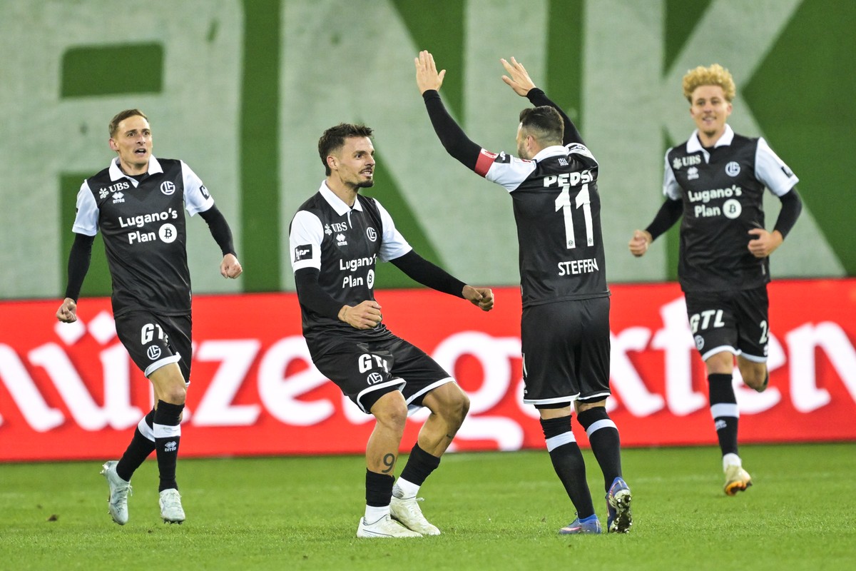 Lugano feiert das 1-1 durch Renato Steffen, zweiter von rechts, im Fussball Meisterschaftsspiel der Swiss Super League zwischen dem FC St. Gallen (FCSG) und dem FC Lugano (LUG), am Dienstag, 17. Maerz ...