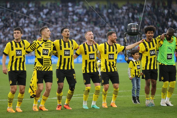 epa10625781 Dortmund players celebrate after the German Bundesliga soccer match between Borussia Dortmund and Borussia Moenchengladbach in Dortmund, Germany, 13 May 2023. EPA/FRIEDEMANN VOGEL CONDITIO ...