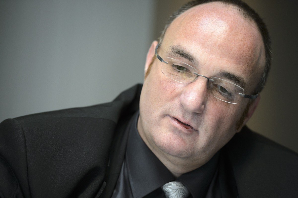 Le conseiller communal de La Chaux-de-Fonds Jean-Charles Legrix parle lors d'une conference de presse sur l'affaire Legrix ce jeudi 12 decembre 2013 a La Chaux-de-Fonds. Le conseiller commun ...