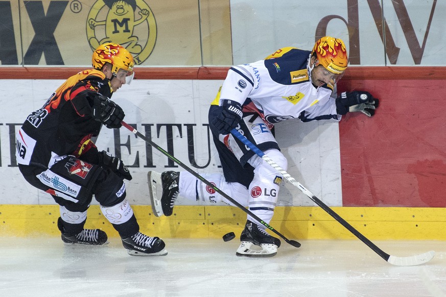 Berns PostFinance Top Scorer Dominik Karhun, links, im Duell mit Ambri-Piottas Inti Pestoni im Eishockey Meisterschaftsspiel der National League zwischen dem SC Bern und dem HC Ambri Piotta am Samstag ...