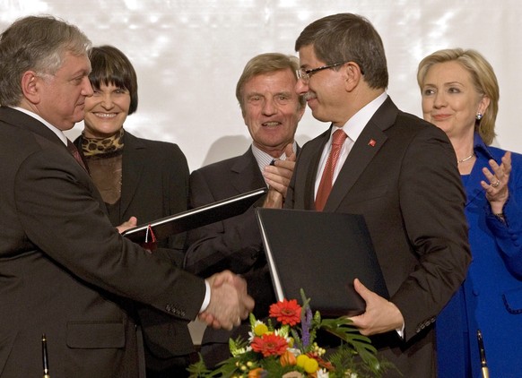 Armenian foreign minister, Edouard Nalbandian, front left, and Turkish foreign minister, Ahmet Davutoglu, front right, shake hands while Swiss foreign minister, Micheline Calmy-Rey, French foreign min ...
