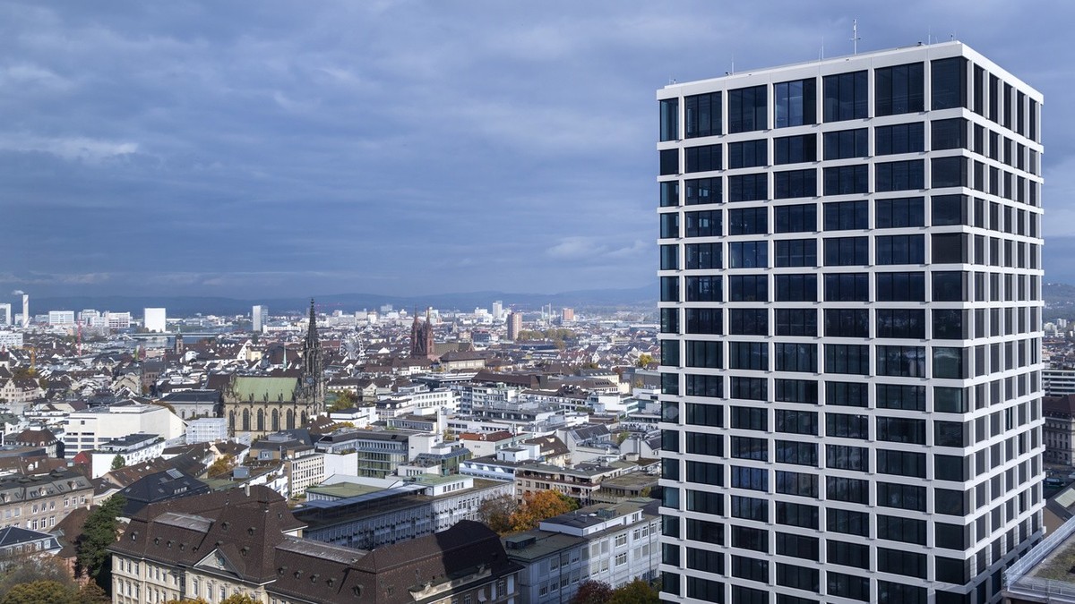 Das Hochhaus des Baloise Park, das Basler Muenster und die Elisabethenkirche, von rechts nach links, Basel am Dienstag, 26. Oktober 2021. Die Aufnahme entstand aus dem achtzehnten Stock der Bank fuer  ...