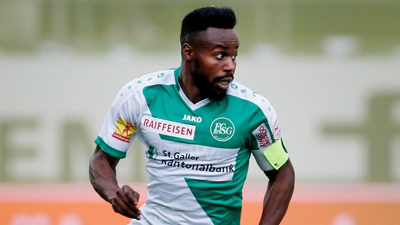 ARCHIVBILDER ZUR SDA MELDUNG BEZUEGLICH TOKOS VERLETZUNG - St. Gallen Neuzugang und Captain Nzuzi Toko in Aktion, aufgenommen am Samstag, 23. Juli 2016, beim Fussball Super-League Spiel zwischen dem F ...