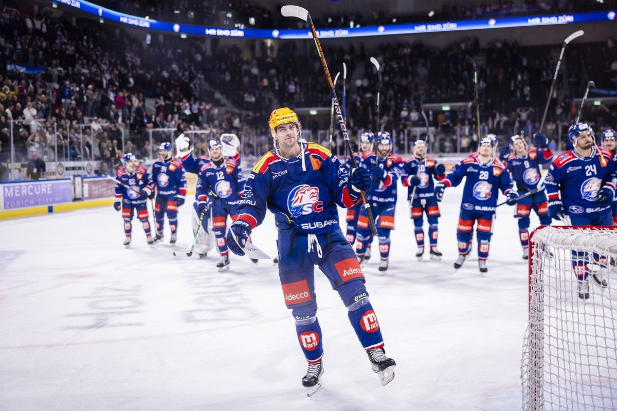 Derek Grant (ZSC) , Mitte, jubelt mit seinen Teamkollegen nach ihrem Sieg im ersten Eishockey Playoff Halbfinalspiel der National League zwischen den ZSC Lions und dem EV Zug am Montag, 1. April 2024  ...