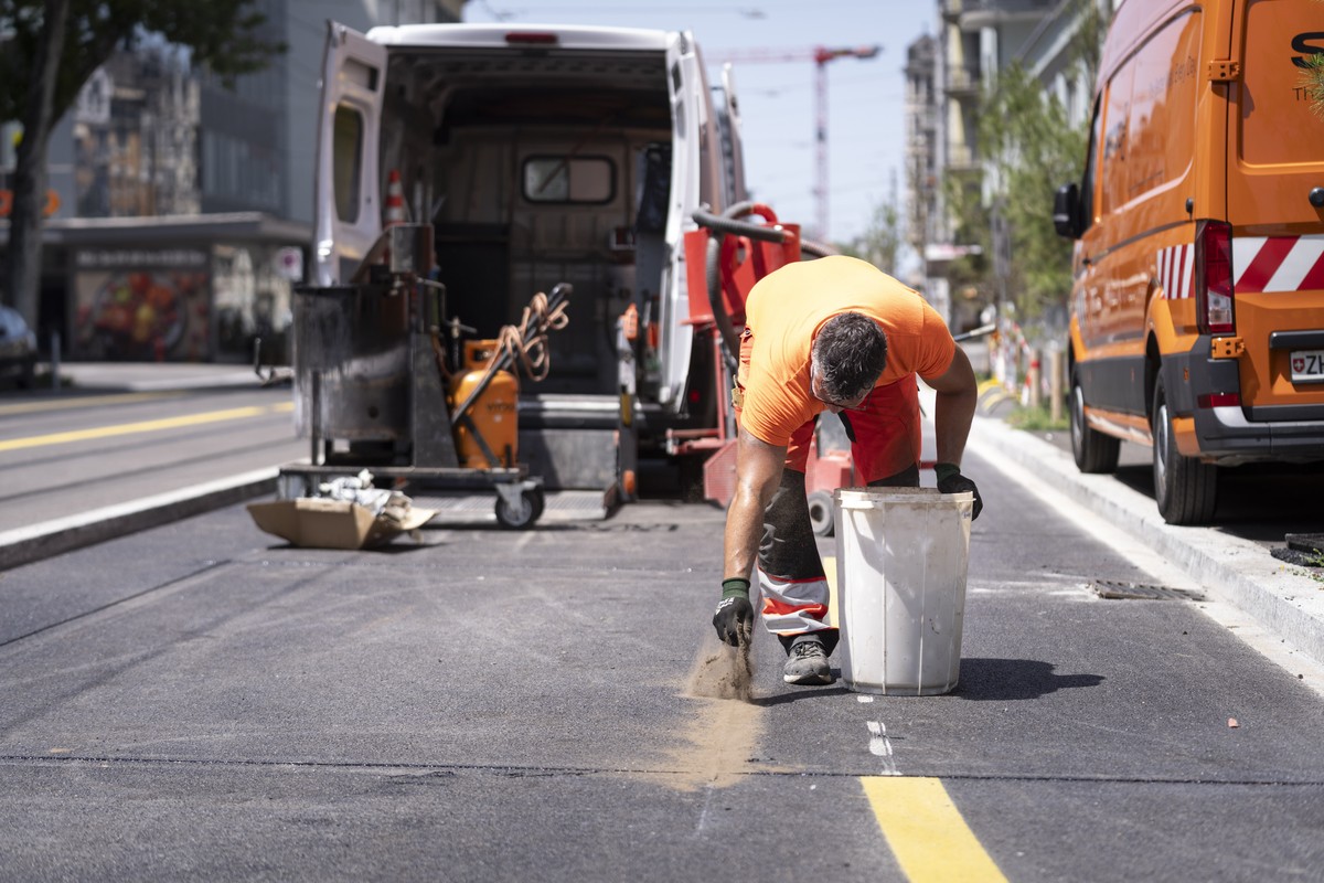 Bauarbeiter arbeiten bei grosser Hitze an der Sonne auf einer Baustelle an der Badenerstrasse, fotografiert am Mittwochnachmittag, 25. Juni 2025 in Zuerich. (KEYSTONE/Gaetan Bally)