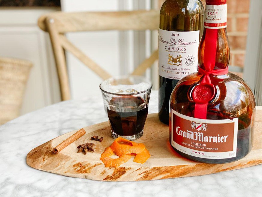 vin chaud francais glühwein weihnachten trinken alkohol winter https://lechefswife.com/vin-chaud-au-grand-marnier-recipe/