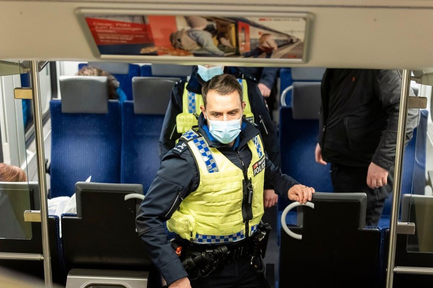 Ermahnt Maskensünder: Polizist Alexander Meyer* in der Zürcher S-Bahn.