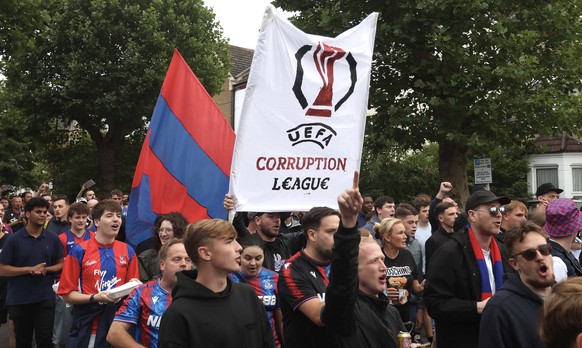 Fans demonstrieren gegen den Ausschluss in der Conference League