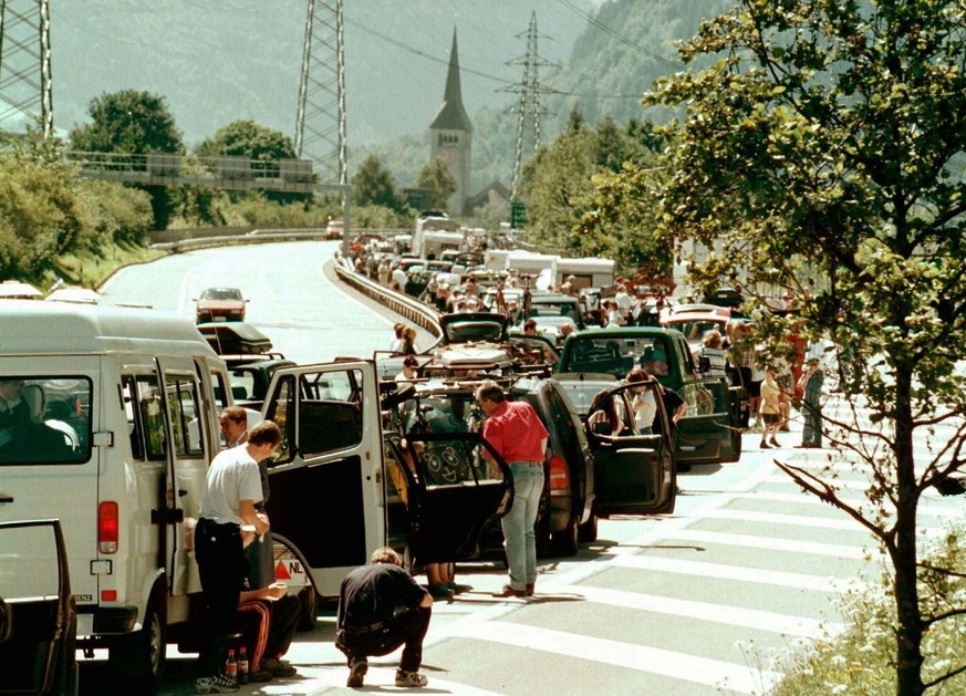 Auf der Gotthard-Autobahn A2 in Richtung Sueden stauten sich am Samstag, 18. Juli 1998, bei Erstfeld die Fahrzeuge Ferienhungriger - Ferienbeginn in Zuerich, in mehreren deutschen Bundeslaendern und T ...