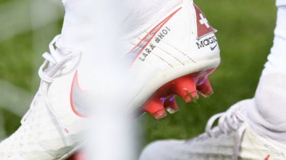 epa06803782 The first name Lara (for the Swiss Lara Gut World Cup alpine ski racer) is embroidered on the football shoe of her boyfriend Switzerland&#039;s midfielder Valon Behrami during a training s ...