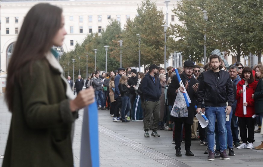 epa07850735 A young woman holds a poster saying &#039;Freedom for Pavel Ustinov&#039; near the Russian presidential administration building in Moscow, Russia, 18 September 2019, as other people wait f ...