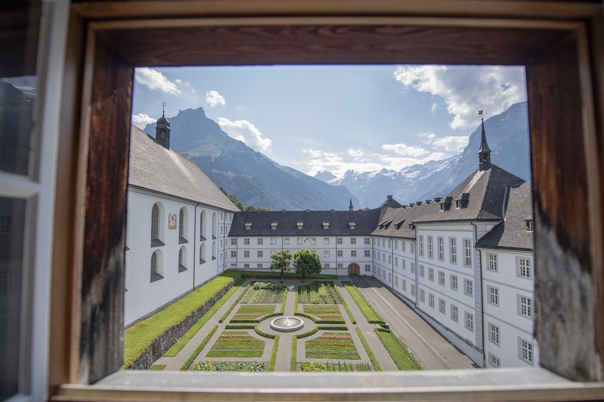 Der Innenhof mit dem Gebaeude des Klosterss Engelberg anlaesslich eines Rundganges durch das Kloster Engelberg am Mittwoch, 17. Juli 2019, in Engelberg. Das Benediktinerkloster Engelberg feiert im Jah ...