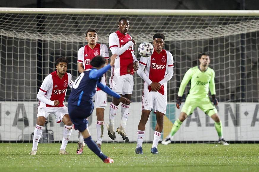 IMAGO / Pro Shots

AMSTERDAM , 16-10-2020 , Sportpark de Toekomst , Dutch football , Keuken Kampioen Divisie , season 2020 / 2021. Freekick of Jong AZ player Mo Taabouni during the match Jong Ajax vs  ...