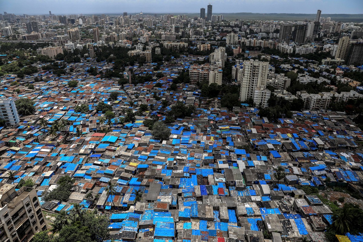 epaselect epa08505916 A general view of the slums in Kajupada area, a COVID-19 hotspot, in Mumbai, India, 24 June 2020. According to media reports, the Indian government has eased some coronavirus rel ...