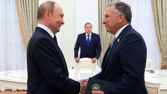 epa12285840 Russian President Vladimir Putin (L) and U.S. Special Envoy for the Middle East Steve Witkoff shake hands before a meeting at the Kremlin in Moscow, Russia, 06 August 2025. EPA/GAVRIIL GRI ...