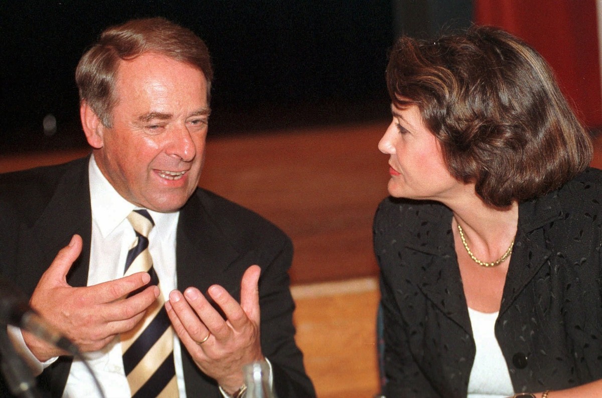 Bundesrat Adolf Ogi (links) unterhaelt sich waehrend der Delegiertenversammlung mit der Berner Regierungsraetin Elisabeth Zoelch (rechts.) An der SVP-Delegiertenversammlung in Muttenz BL fassten die D ...