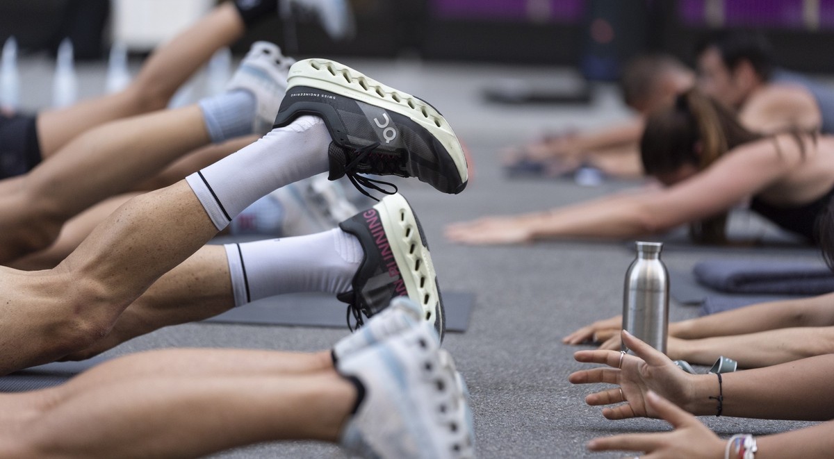 Mitglieder des On Running Club trainieren ein HIIT Class Training (High Intensity Interval Training) draussen vor dem On Laden der Sportmarke On, fotografiert in Zuerich am Mittwoch, 25. Juni 2025. (K ...