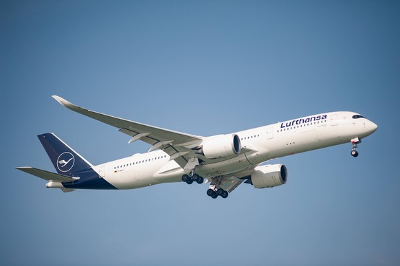 02.08.2023, Singapur, Republik Singapur, Asien - Ein Passagierflugzeug der Lufthansa vom Typ Airbus A350-900 mit der Registrierung D-AIXJ im Landeanflug auf den internationalen Flughafen Changi. Lufth ...