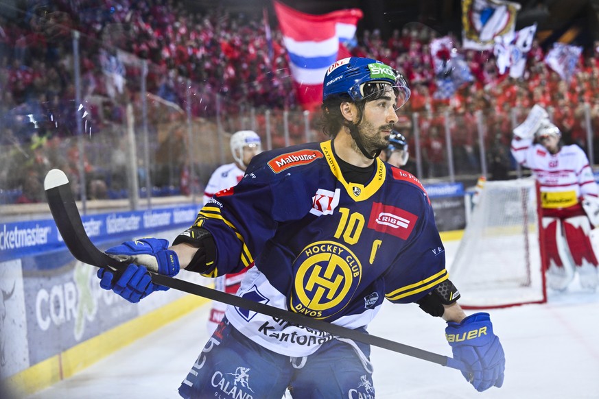 Davos&#039; Andres Ambuehl in Spiel 2 des Playoff 1/4 Final Eishockeyspiels der National League zwischen dem HC Davos und den Rapperswil-Jona Lakers, am Sonntag, 27. Maerz 2022, im Eisstadion in Davos ...