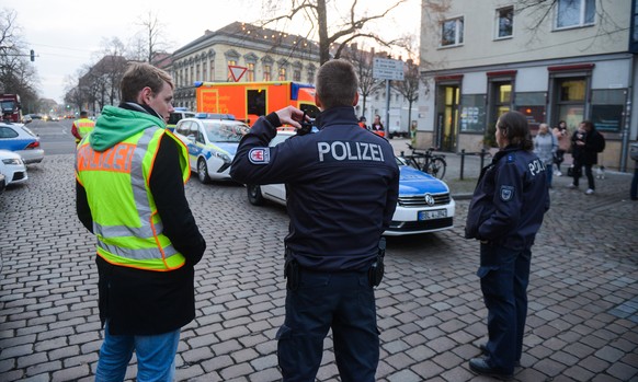 Polizisten sperren am 01.12.2017 die Strassen um einen Weihnachtsmarkt in der Potsdamer Innenstadt ab. Wegen eines verdaechtigen Gegenstands hat die Polizei in der Potsdamer Innenstadt einen Sperrkrei ...