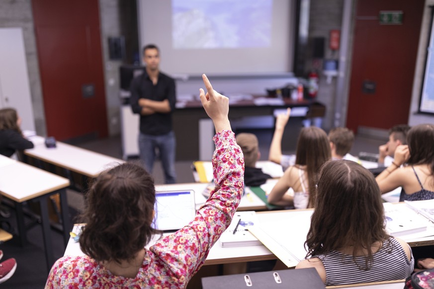 ZUR POLITISCHEN BILDUNG AN DER KANTONSSCHULE GLARUS STELLEN WIR IHNEN FOLGENDES NEUES BILDMATERIAL ZUR VERFUEGUNG --- A teacher with pupils of the 4th grade during geography lessons on the topic of cl ...